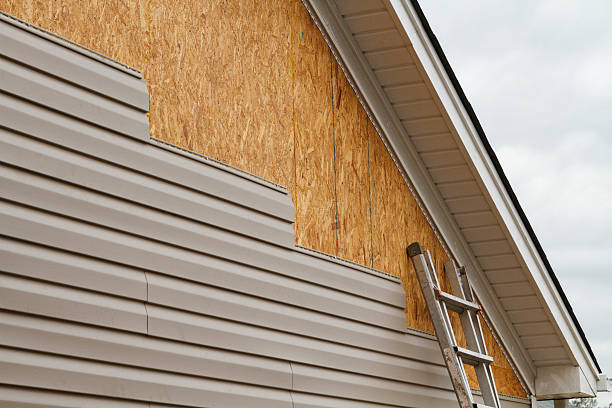 Professional Siding Contractor technician working in Williamston, SC